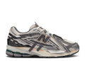 NB 19O6 1906 'Silver Gold Metallic' съчетава модерен дизайн със стилни сребърни и златни детайли. Комфорт и визия за всеки ден. Поръчай от Solespace.