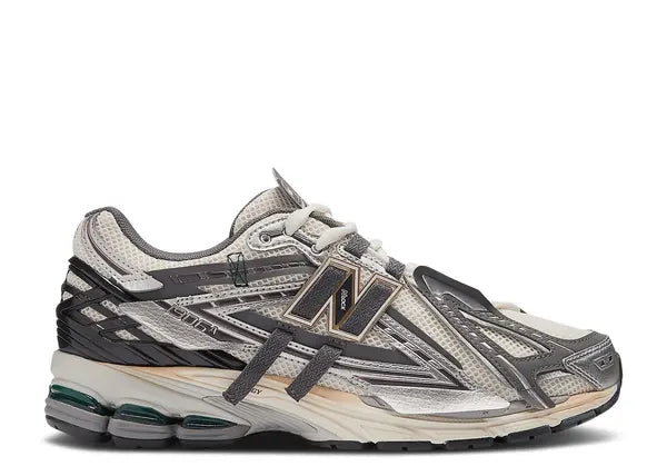 NB 19O6 1906 'Silver Gold Metallic' съчетава модерен дизайн със стилни сребърни и златни детайли. Комфорт и визия за всеки ден. Поръчай от Solespace.